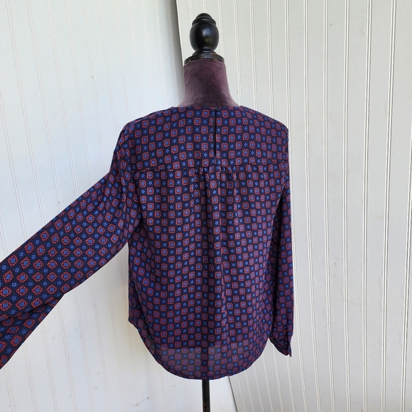 Gap Women's Navy Red Geo Ptint Long Sleeve V-Neck Blouse Keyhole Sz M - Picture 4 of 11